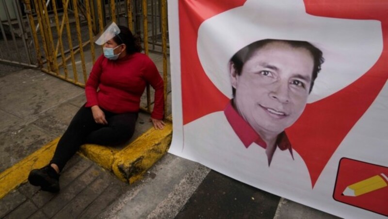 Die Menschen in ganz Peru warten gespannt auf das finale Wahlergebnis. (Bild: AP/Martin Mejia)