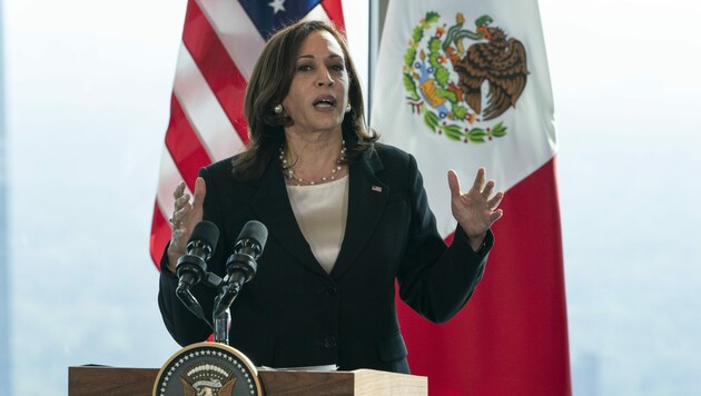 Kamala Harris bei einer Pressekonferenz in Mexico City (Bild: Associated Press)
