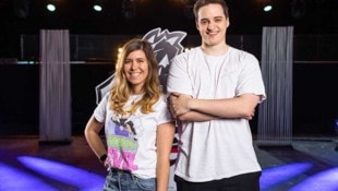 Rebecca „JustBecci“ Raschun und Rafael „Veni“ Eisler führen durch die Finalspiele. (Bild: A1 eSports)