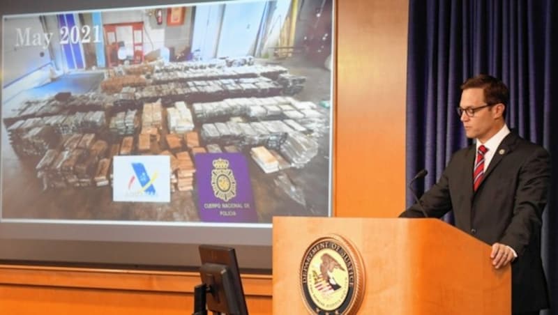 Der US-Staatsanwalt Randy Grossman präsentiert ein Foto von beschlagnahmten Drogen während einer Pressekonferenz über die Operation „Trojanisches Schild“ in San Diego. (Bild: AP)
