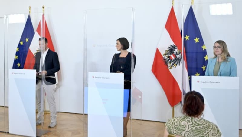 Von links: Gesundheitsminister Wolfgang Mückstein (Grüne), Tourismusministerin Elisabeth Köstinger (ÖVP) und Wirtschaftsministerin Margarete Schramböck (ÖVP) (Bild: APA/HERBERT NEUBAUER)