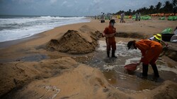 Sri Lanka steht nun vor der fast unmöglichen Aufgabe, Hunderte Tonnen Plastikpellets zu entfernen, die an der kilometerlange Küste an Land gespült wurden. (Bild: © Tashiya de Mel / Greenpeace)