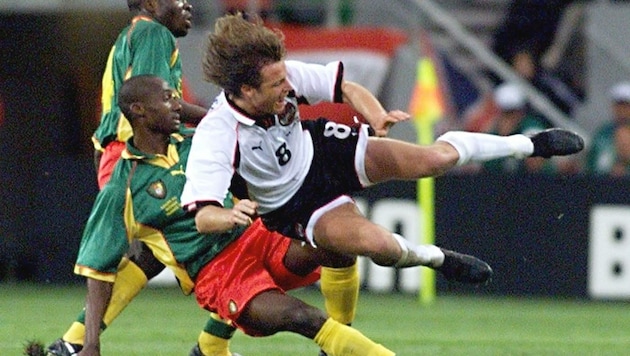 1990 noch ohne Einsatzminute, dafür bei der WM 1998 (hier gegen Kamerun) in allen drei Partien dabei: Heimo Pfeifenberger. (Bild: EPA)
