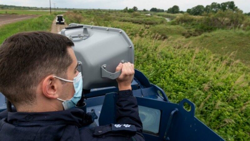 Die Kanonen sind auf zwei Lastwagen montiert, um Migranten mit lauten Schallwellen zu beschießen und Überquerungen des Flusses Evros an der Grenze zur Türkei zu verhindern. (Bild: AP Photo/Giannis Papanikos)