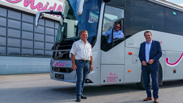 Start für voll besetzte Reisebusse, darüber freuen sich auch Norbert Brunner (li.) und Wolfgang Ecker. (Bild: Josef Bollwein)