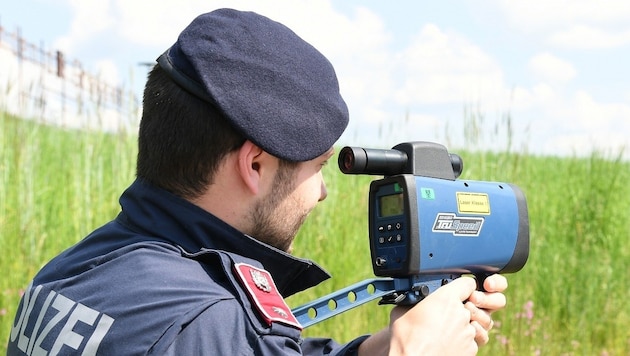Polizisten erwischten den Rumänen dank einer Lasermessung (Symbolbild) (Bild: P. Huber)
