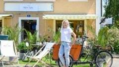 Sorgt in Kronstorf für Leben: Katrin Petrovic vor ihrem Shop (Bild: Alexander Schwarzl)