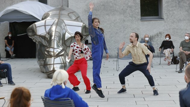 Vor dem Museum der Moderne auf dem Mönchsberg springt der Funke der Tanzperformance nicht ganz über. (Bild: Tschepp Markus)