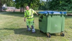 Holding-Graz-Mitarbeiter Herbert Glaser in seinem Revier, dem Stadtpark. Dort räumt er sogar in seiner Freizeit auf. (Bild: achtzigzehn/Hinterleitner)