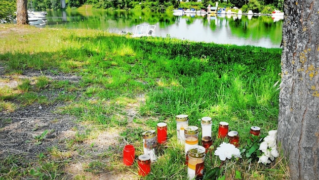 Am Ufer vor der Unglücksstelle stehen nun Grabkerzen. Der junge Mann lag tot in seinem Auto, im Wasser. (Bild: Franz Crepaz)