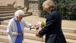 Queen Elizabeth hat in Gedenken an ihren verstorbenen Mann Prinz Philip eine nach ihm benannte Rose pflanzen lassen. (Bild: APA / Photo by Steve Parsons / POOL / AFP)