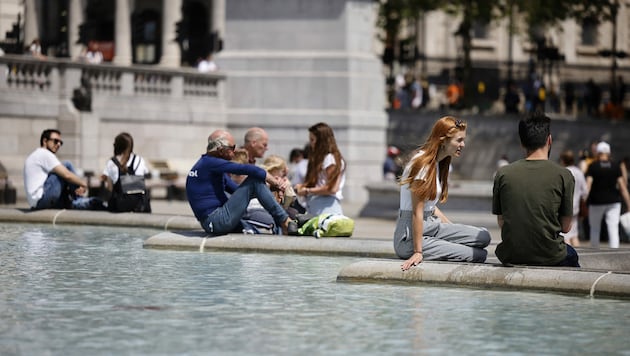 Die Briten genießen derzeit das schöne Wetter. Die Delta-Variante bereitet den Behörden allerdings große Sorgen. (Bild: AFP)