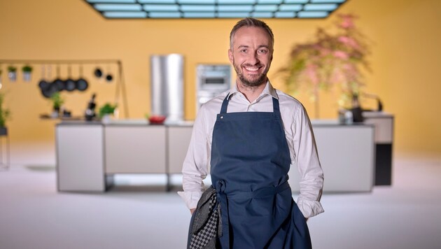 Jan Böhmermann in der Küche von „Böhmi Brutzelt“ (Bild: ZDF/Ben Knabe)