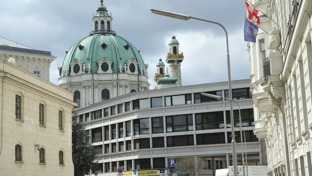 Noch ist die Karlskirche zu sehen. Bei einer Aufstockung des Bürohauses (vorne) wohl nicht mehr. (Bild: Tomschi Peter)