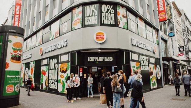 Vor dem Burger-King-Restaurant in Köln standen die Gäste Schlange, um einen „Whopper“ ohne Fleisch zu bekommen. (Bild: Burger King)