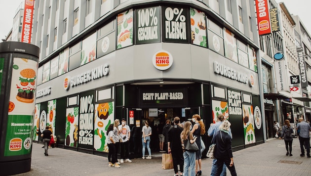 Vor dem Burger-King-Restaurant in Köln standen die Gäste Schlange, um einen „Whopper“ ohne Fleisch zu bekommen. (Bild: Burger King)