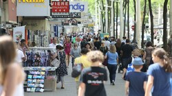 Shoppen und schlendern: Das Leben ist wieder eingekehrt in den heimischen Fußgängerzonen. (Bild: Jöchl Martin)