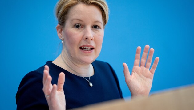 Senator for Economic Affairs Franziska Giffey was attacked from behind. (Bild: APA/dpa/Kay Nietfeld)