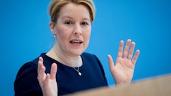 Wirtschaftssenatorin Franziska Giffey wurde von hinten angegriffen. (Bild: APA/dpa/Kay Nietfeld)