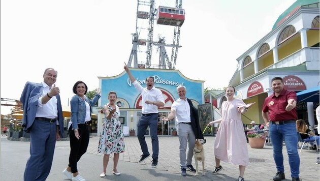 Michael Prohaska, Tourismusministerin Elisabeth Köstinger (ÖVP), Riesenrad-Chefin Dorothea Lamac, Praterboss Stefan Sittler-Koidl, Praterverband-Präsident Alexander Ruthner, Junior Chefin des Riesenrads Nora Lamac und ein Mitarbeiter der Liliputbahn (v.l.) (Bild: Gerhard Bartel)