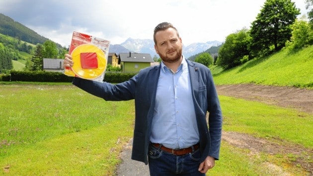 „Herr der Fliegen“: Bürgermeister Thomas Rauninger kämpft gegen die kleinen Quälgeister (Bild: Wulf Scherbichler)
