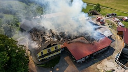 Der Bauernhof in Maria Neustift wurde schwer beschädigt, auch das Wohnhaus ist betroffen. (Bild: FOTOKERSCHI.AT / KERSCHBAUMMAYR)