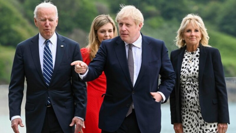 von links: US-Präsident Joe Biden, Carrie Johnson, der britische Premier Boris Johnson und US-First Lady Jill Biden in Cornwall (Bild: AP)