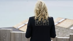 First Lady Jill Bidens Jacke mit dem Wort „Love“ am Rücken (Bild: AP)