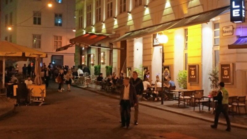 Der erste laue Abend mit späterer Sperrstunde lockte die Menschen in die Lokale am Schwedenplatz. (Bild: Zwefo)