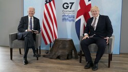 US-Präsident Joe Biden und der britische Premier Boris Johnson beim G7-Gipfel im britischen Cornwall. (Bild: AP)