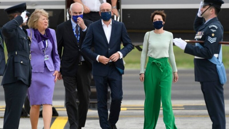 EU-Ratspräsident Charles Michel (Mitte) trifft am Flughafen in Cornwall zum G7-Gipfel in Großbritannien ein. (Bild: AFP)