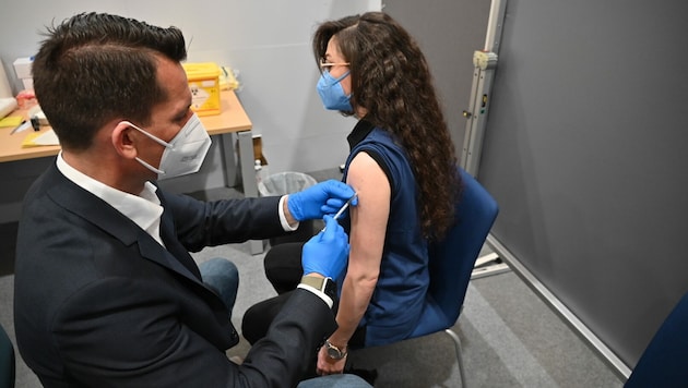 Gesundheitsminister und Arzt Wolfgang Mückstein setzte zum Start der betrieblichen Impfungen selbst die Nadel an. (Bild: Fotokerschi.at/Werner Kerschbaumsteiner)
