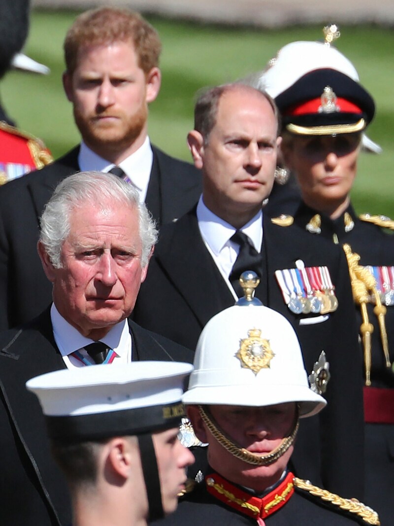 Prinz Harry und Prinz Edward mit Prinz Charles beim Begräbnis von Prinz Philip im April 2021 (Bild: AFP)