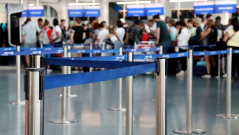 Die Gebühr für das Einchecken am Flughafen mussten bei Ryanair viele Passagiere bezahlen. Vom Höchstgericht wurde das für unzulässig erklärt (Symbolbild). (Bild: ©Oleg - stock.adobe.com (Symbolbild))