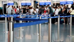 Die Gebühr für das Einchecken am Flughafen mussten bei Ryanair viele Passagiere bezahlen. Vom Höchstgericht wurde das für unzulässig erklärt (Symbolbild). (Bild: ©Oleg - stock.adobe.com (Symbolbild))