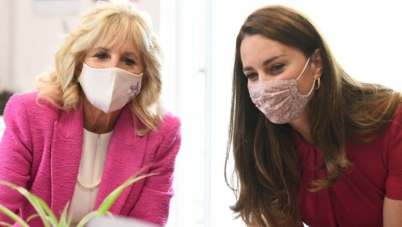 Herzogin Kate und Jill Biden beim Besuch in einer Volksschule in Cornwall (Bild: AFP)