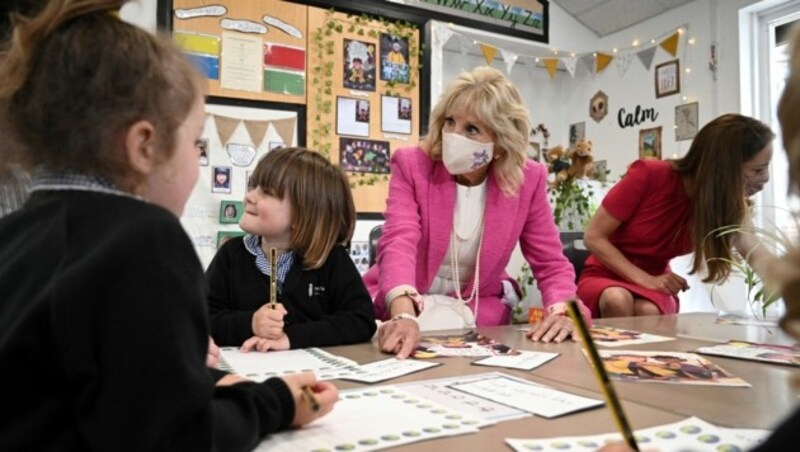 Hoher Besuch für Volksschüler in Cornwall: Jill Biden und Herzogin Kate schauten zum Plausch vorbei. (Bild: AFP )