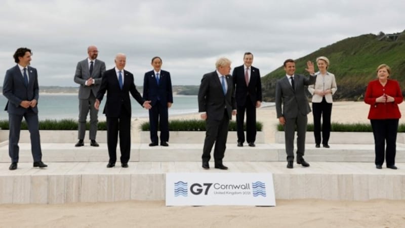 Die Staats- und Regierungschefs der Gruppe der Sieben mit EU-Ratspräsident Charles Michel und EU-Kommissionspräsidentin Ursula von der Leyen (Bild: APA/AFP/Ludovic MARIN)