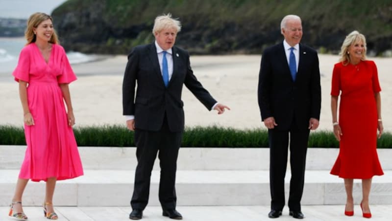 US-Präsident Joe Biden traf mit First Lady Jill Biden den britischen Premierminister Boris Johnson und dessen Frau Carrie Johnson. (Bild: APA/AFP/POOL/PHIL NOBLE)