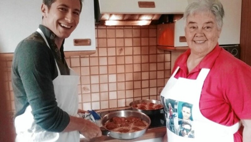 Besuch bei der Oma in der Steiermark, mit der Lukas Schweighofer gerne kocht. (Bild: Archiv Lukas Schweighofer)