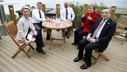 EU-Kommissionspräsidentin Ursula von der Leyen, Frankreichs Präsident Emmanuel Macron, EU-Ratspräsident Charles Michel, Bundeskanzlerin Angela Merkel und Italiens Premier Mario Draghi während ihres Koordinierungstreffens am Rande des G7-Gipfels (Bild: AFP)