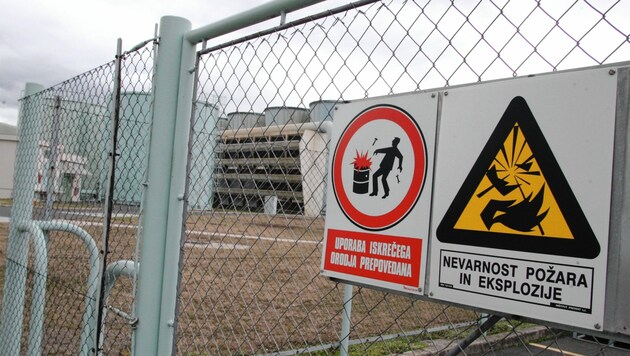 Schilder am Eingang von Krško warnen vor der Strahlung. (Bild: Kronen Zeitung)