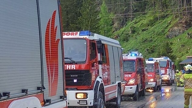 Feuerwehren aus Uttendorf, Stuhlfelden und Mittersill löschten mit zwölf Fahrzeugen und 120 Helfern. (Bild: FF Uttendorf)
