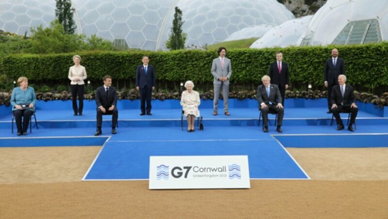 (v.l.n.r.) Ursula von der Leyen, Yoshihide Suga, Justin Trudeau, Mario Draghi und Charles Michel; in der ersten Reihe Angela Merkel, Emmanuel Macron, Queen Elizabeth II., Boris Johnson und Joe Biden (Bild: Jack Hill/Pool via AP)