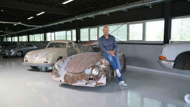 Florian Scheuer in seiner Appointment Hall in Parndorf. Am 31. Juli lädt er zum Porsche-schauen in seine Halle. (Bild: Charlotte Titz)