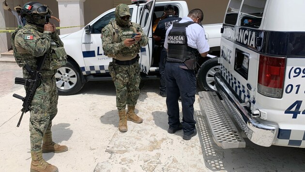 Die Mexican Navy vor dem Krankenwagen, in dem die verletzte Touristin erstversorgt wurde. (Bild: ELIZABETH RUIZ / AE / AFP)