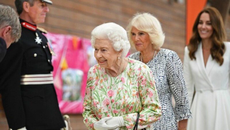 Die Queen wurde an diesem Abend unter anderem von Herzogin Camilla und Herzogin Kate unterstützt. (Bild: AP)