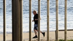 Der britische Premier Boris Johnson gab sich am Samstag sportlich und drehte eine Laufrunde am Strand von Carbis Bay, wo gerade der G7-Gipfel stattfindet. (Bild: AP)
