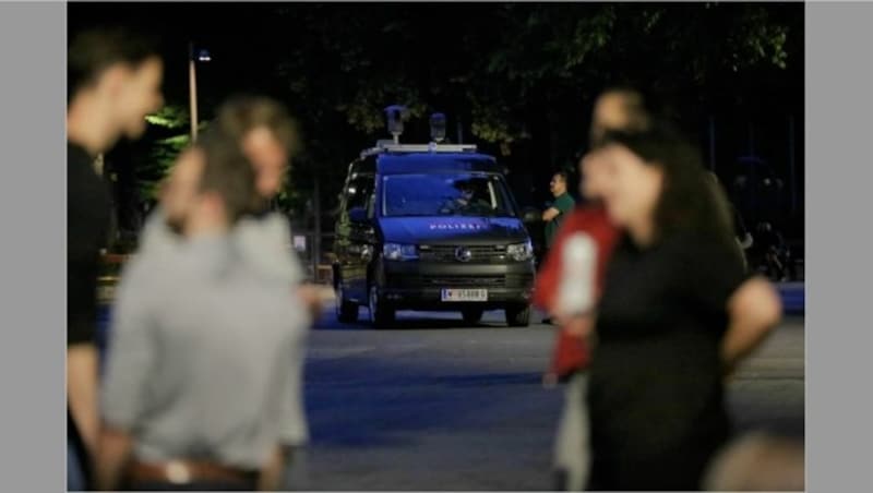 Die Polizei war mit zahlreichen Beamten am Donaukanal und Karlsplatz. (Bild: Gerhard Bartel)