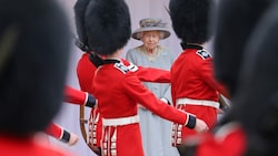 Queen Elizabeth bewunderte die vorbeiziehenden Truppen in Schloss Windsor. (Bild: AFP)